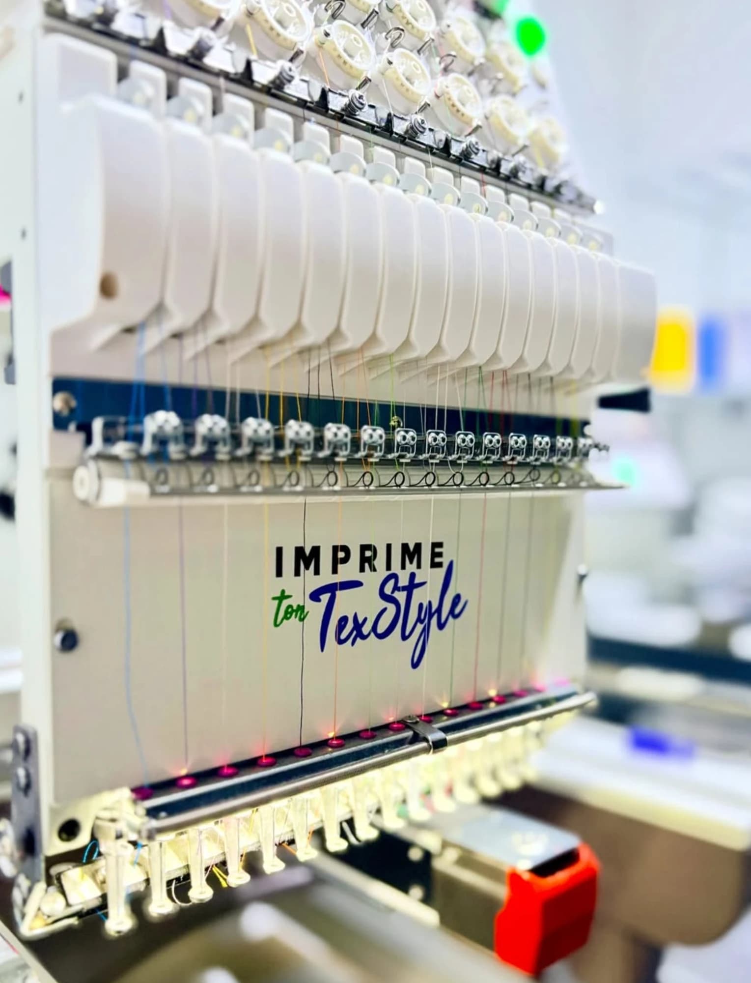 Brodeuse professionnelle multi-aiguilles de l'atelier Imprime Ton Texstyle à Rouen